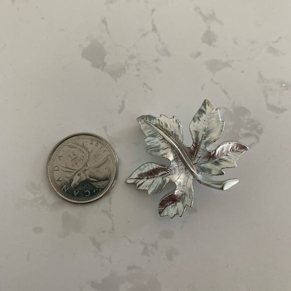 Silver maple leaf brooch - Picture 2 of 3